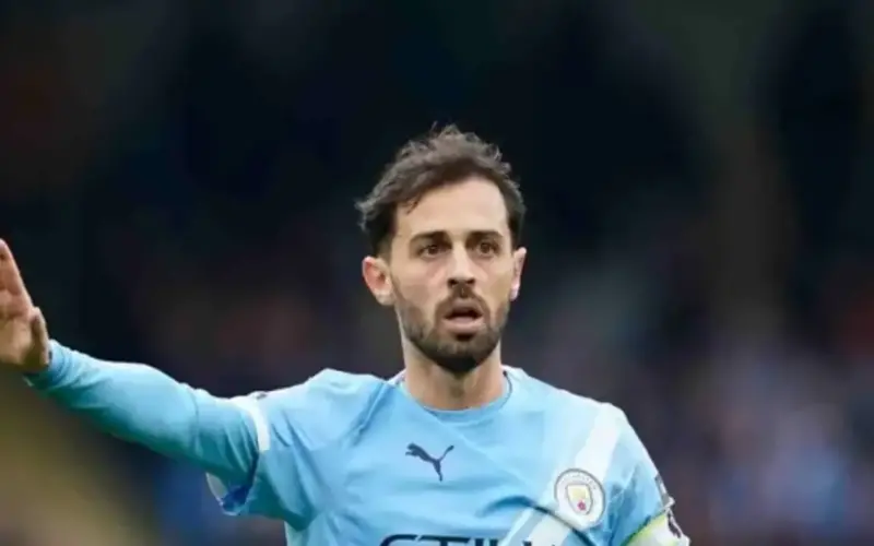 يولي برشلونة الأولوية للتعاقد مع برناردو سيلفا في صفقة انتقال حر على الرغم من وفرة لاعبي خط الوسط لديه.